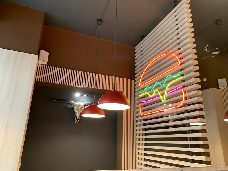 Fast-food cu neon decorativ și lămpi suspendate